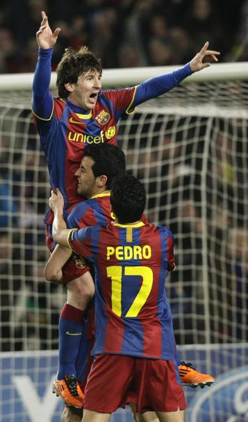 8 Marzo 2011. Barcellona - Arsenal 3 1. Messi festeggiato dai compagni (Reuters)